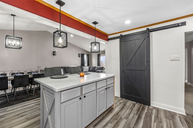 625 Freeseway Drive, Robins, IA 52328