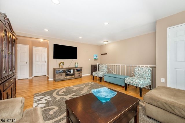 580 Bloomfield Ave 11B, West Caldwell Twp., NJ 07006