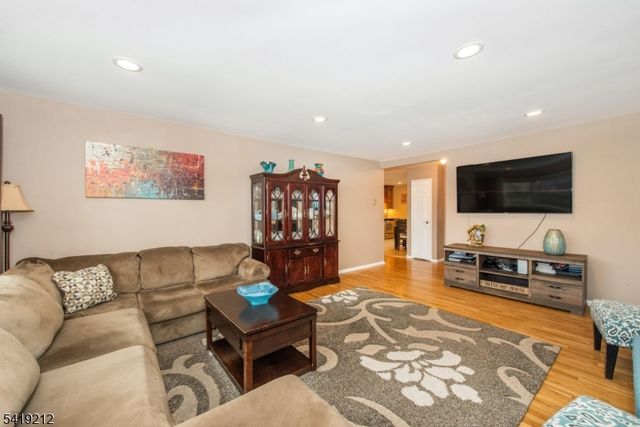 580 Bloomfield Ave 11B, West Caldwell Twp., NJ 07006