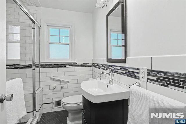 213 Baldwin Avenue, New Milford, NJ 07646