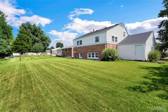 15 Blackberry Drive, St Charles, MO 63301