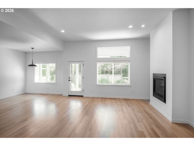 1023 LUPINE St, Springfield, OR 97477