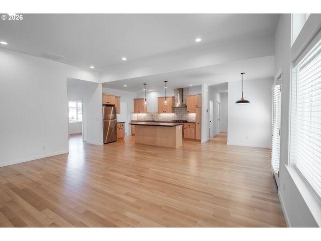 1023 LUPINE St, Springfield, OR 97477