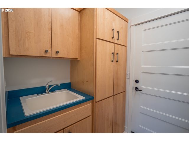 1023 LUPINE St, Springfield, OR 97477