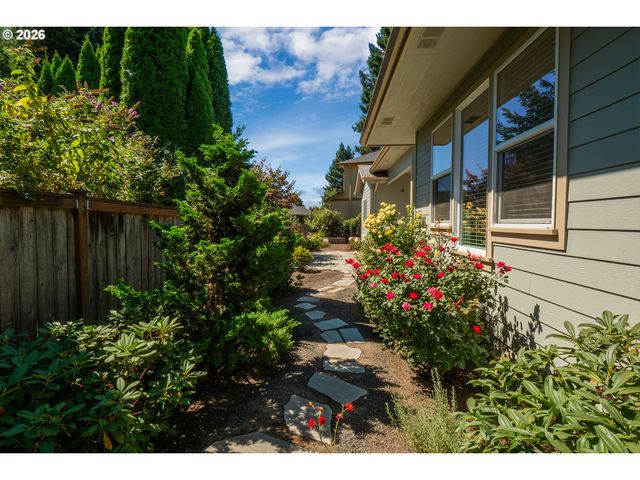 1023 LUPINE St, Springfield, OR 97477