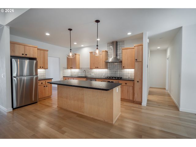 1023 LUPINE St, Springfield, OR 97477