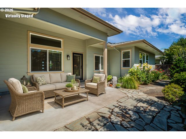 1023 LUPINE St, Springfield, OR 97477