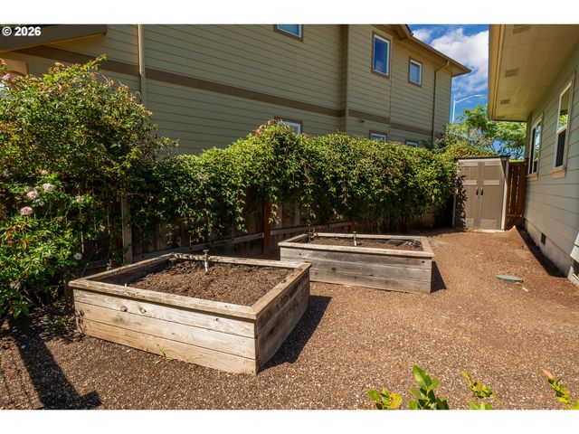 1023 LUPINE St, Springfield, OR 97477