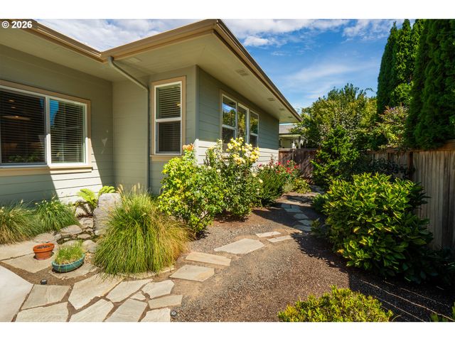 1023 LUPINE St, Springfield, OR 97477