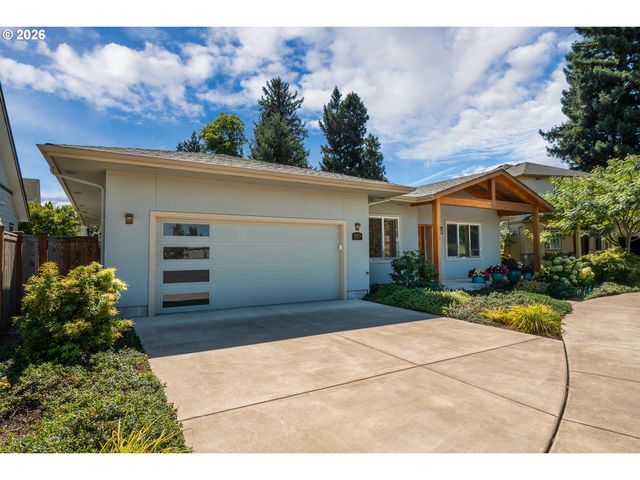 1023 LUPINE St, Springfield, OR 97477