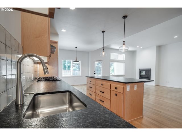 1023 LUPINE St, Springfield, OR 97477
