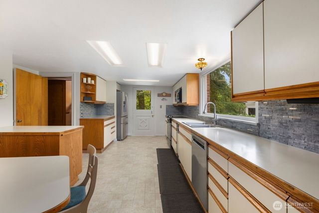 6612 NE 202nd Street, Kenmore, WA 98028