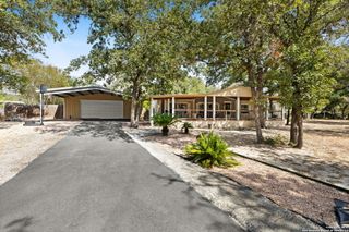 197 Mil Encinos, Adkins, TX 78101