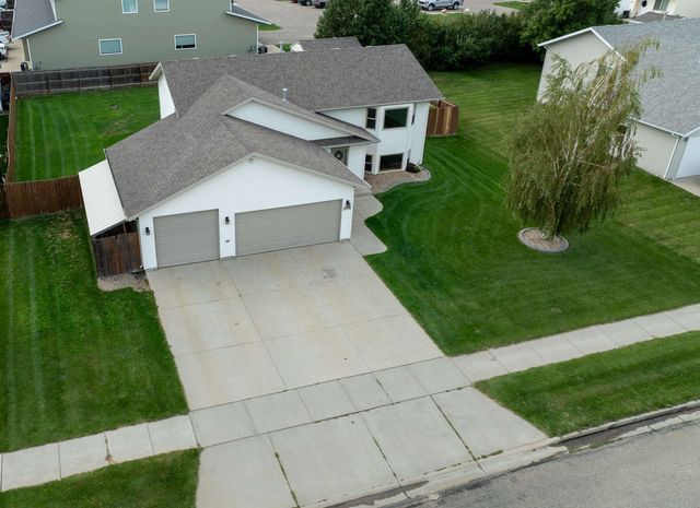 3204 15TH ST SE, Minot, ND 58701