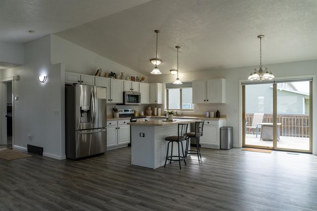 3204 15TH ST SE, Minot, ND 58701