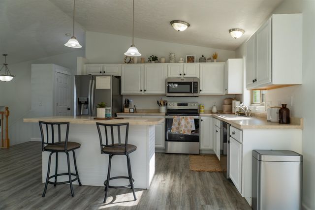 3204 15TH ST SE, Minot, ND 58701