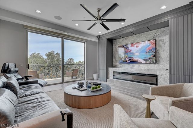9101 Alta Drive 11, Las Vegas, NV 89145