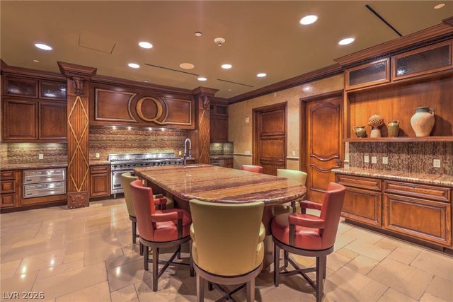 9101 Alta Drive 11, Las Vegas, NV 89145