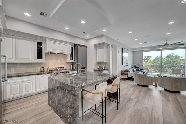 9101 Alta Drive 11, Las Vegas, NV 89145