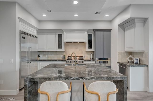 9101 Alta Drive 11, Las Vegas, NV 89145