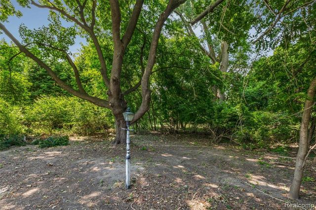 26261 La Muera Street, Farmington, MI 48334