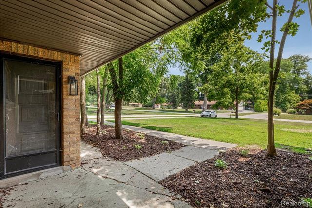 26261 La Muera Street, Farmington, MI 48334