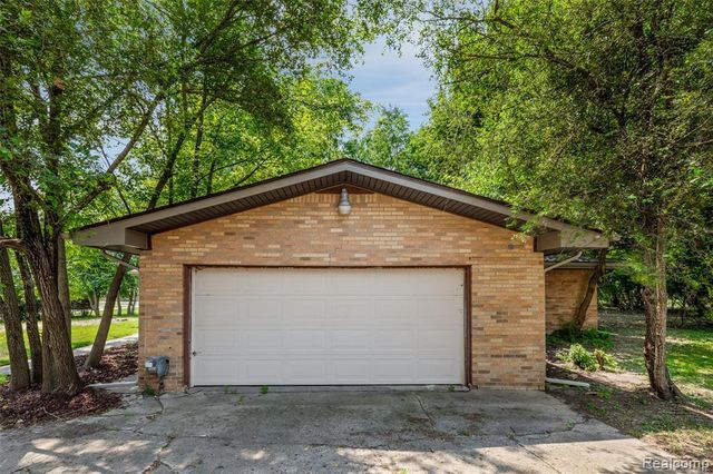 26261 La Muera Street, Farmington, MI 48334