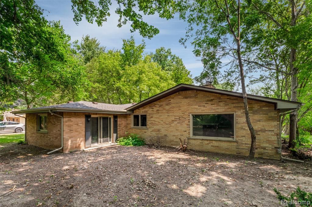 26261 La Muera Street, Farmington, MI 48334