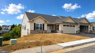 424 LEDGE ROCK DR #18, York, PA 17402