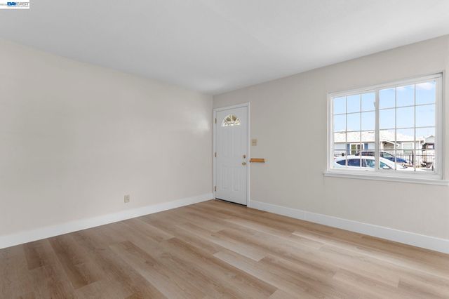 246 Tunis Rd, Oakland, CA 94603