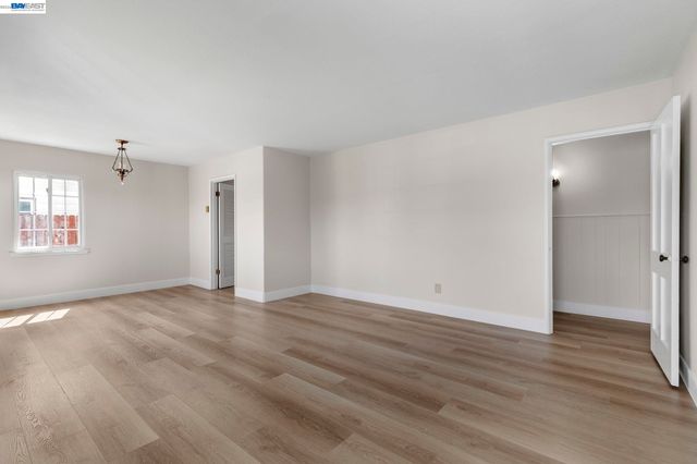 246 Tunis Rd, Oakland, CA 94603