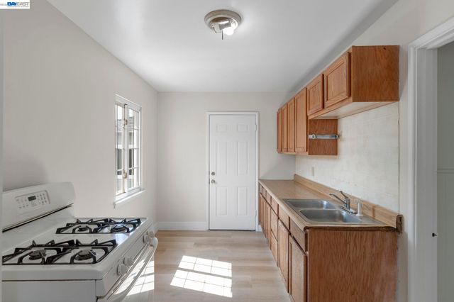246 Tunis Rd, Oakland, CA 94603