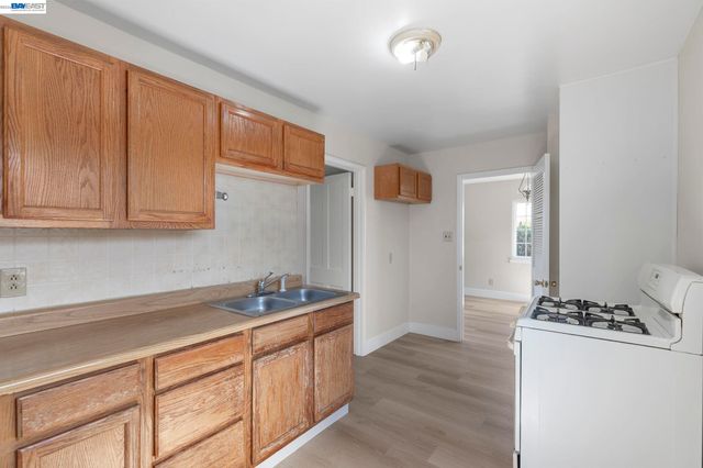 246 Tunis Rd, Oakland, CA 94603