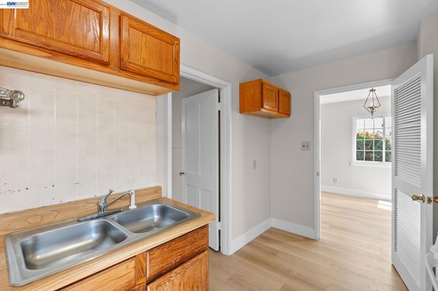 246 Tunis Rd, Oakland, CA 94603