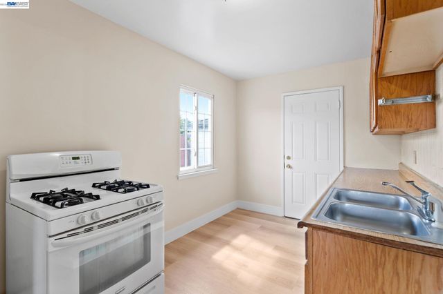 246 Tunis Rd, Oakland, CA 94603
