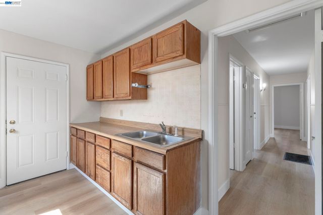 246 Tunis Rd, Oakland, CA 94603