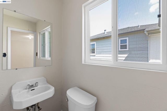 246 Tunis Rd, Oakland, CA 94603