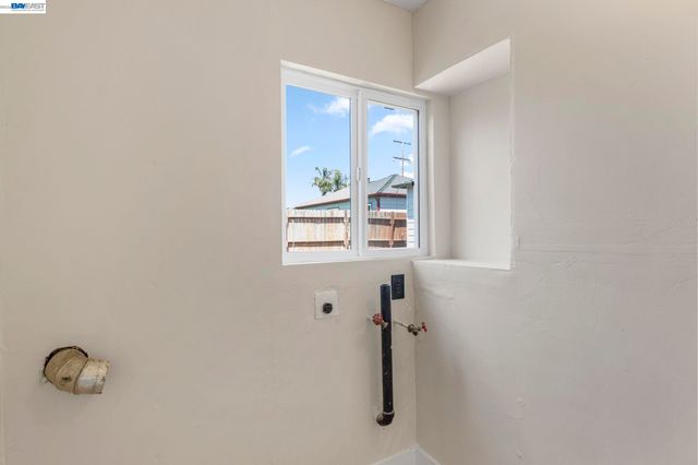 246 Tunis Rd, Oakland, CA 94603
