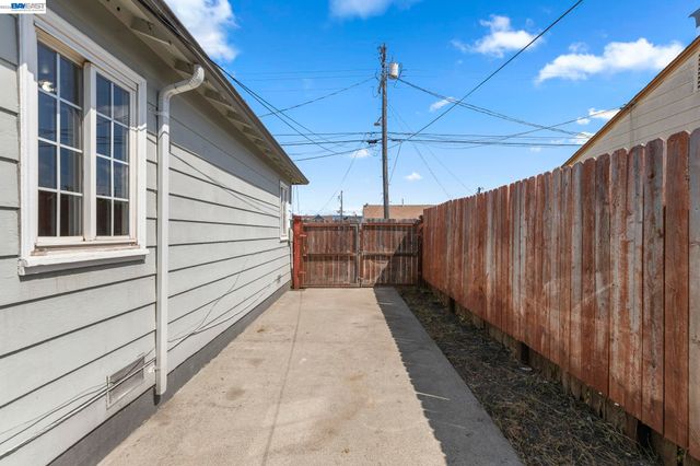 246 Tunis Rd, Oakland, CA 94603