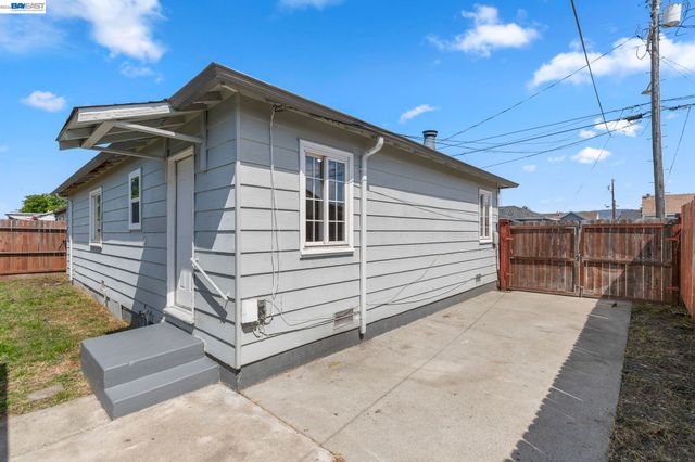 246 Tunis Rd, Oakland, CA 94603