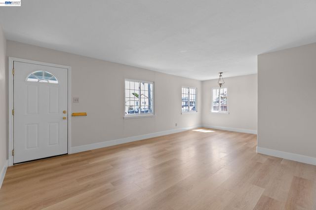 246 Tunis Rd, Oakland, CA 94603