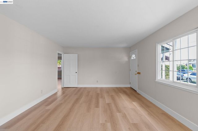 246 Tunis Rd, Oakland, CA 94603