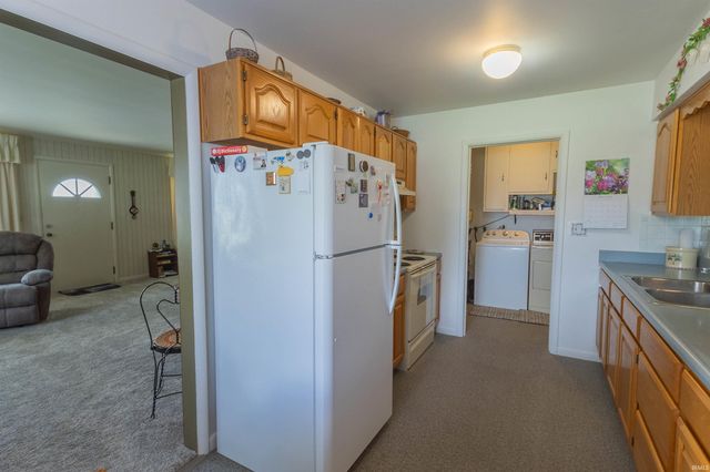 121 W Jackson Street, Parker City, IN 47368