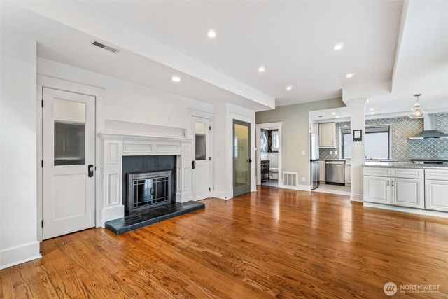 9510 9th Avenue NW, Seattle, WA 98117