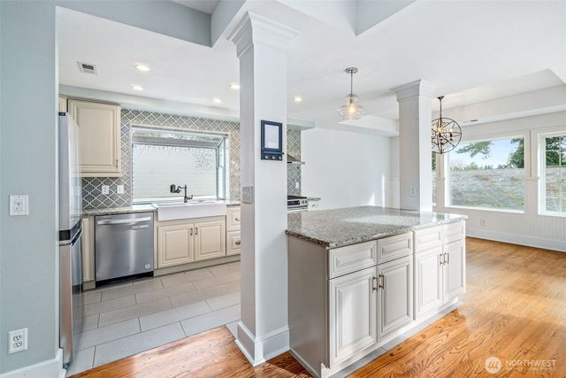 9510 9th Avenue NW, Seattle, WA 98117