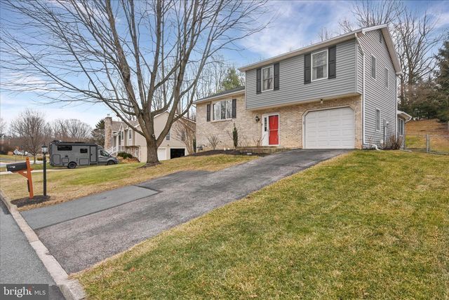 515 RANDALL CIR, Hummelstown, PA 17036