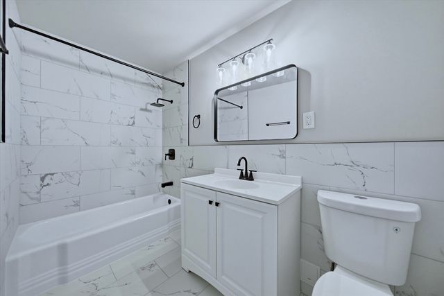 5740 N Sheridan Road 17D, Chicago, IL 60660