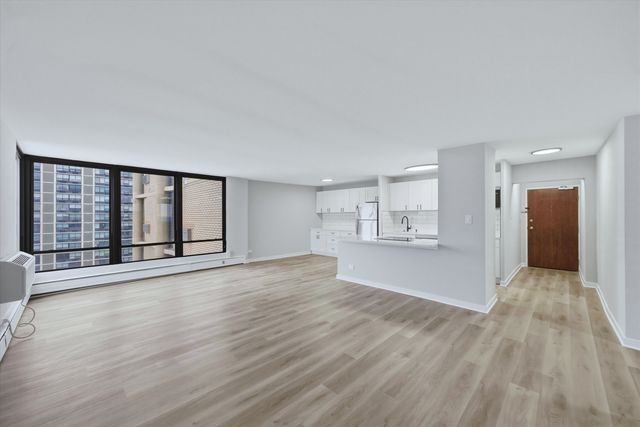 5740 N Sheridan Road 17D, Chicago, IL 60660