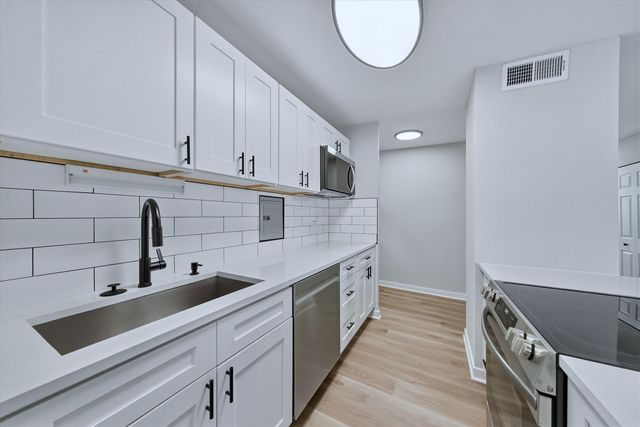 5740 N Sheridan Road 17D, Chicago, IL 60660