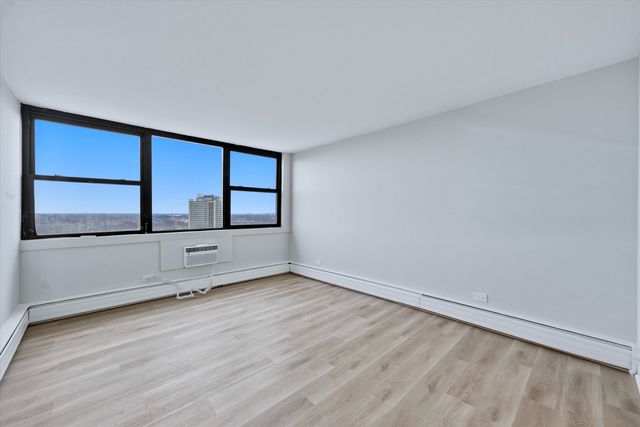 5740 N Sheridan Road 17D, Chicago, IL 60660